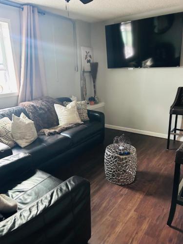 Elizabeth Apartment | The Layover Lounge