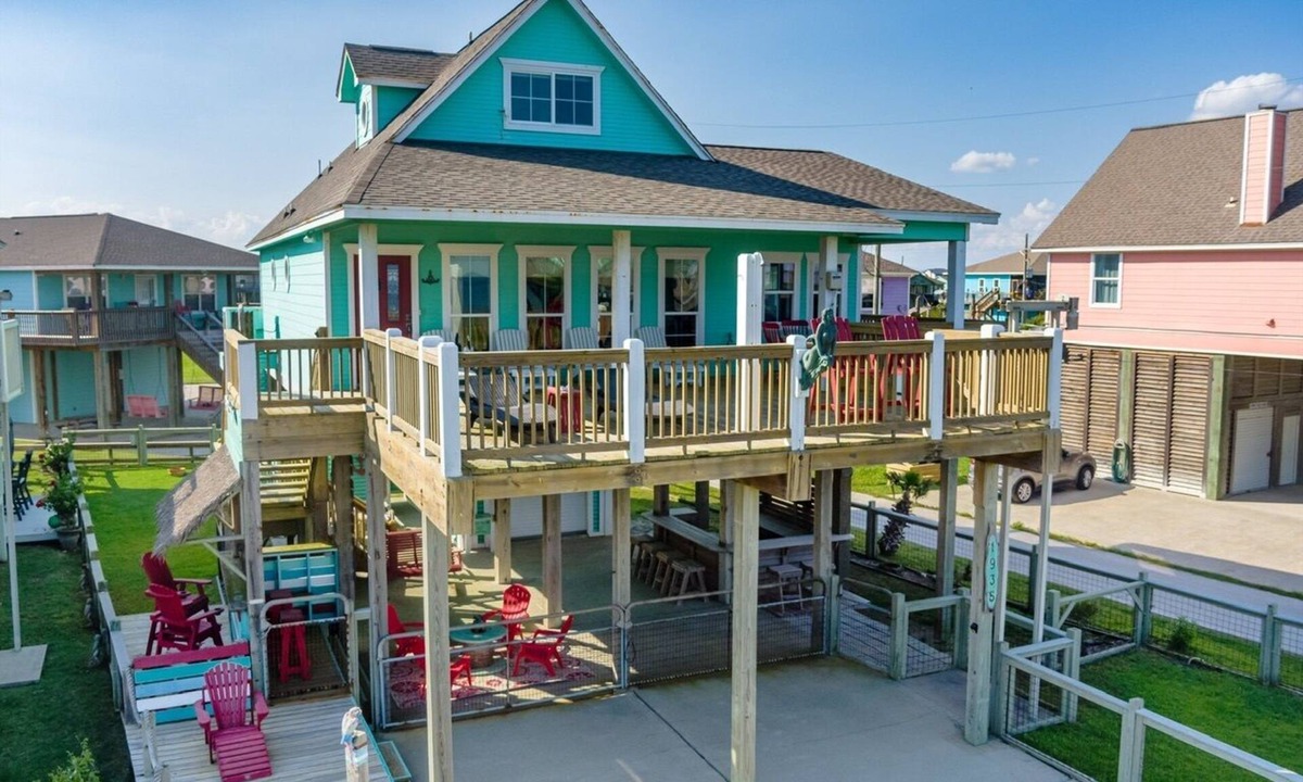 Crystal Beach House | The Lazy Lobster - Super cute, unobstructed front view of the beach!