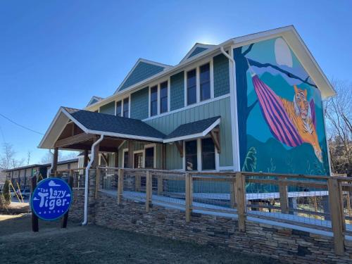 Woodfin Hostel | The Lazy Tiger Hostel