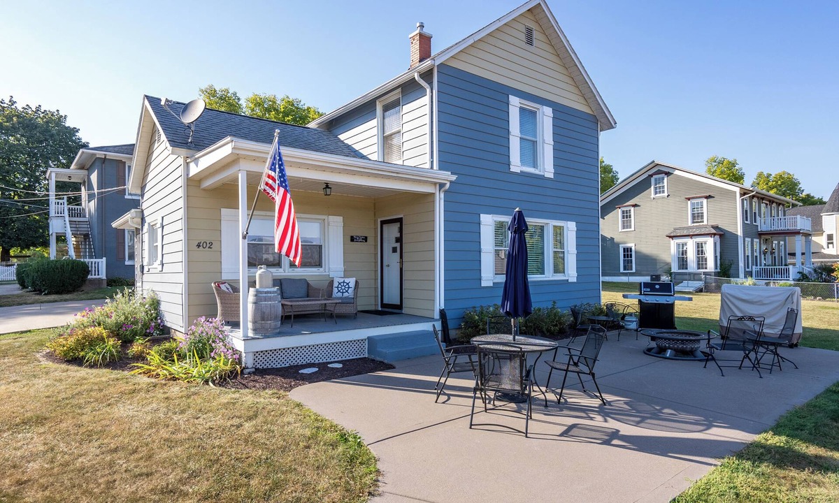 Le Claire House | The LeClaire River Chateau