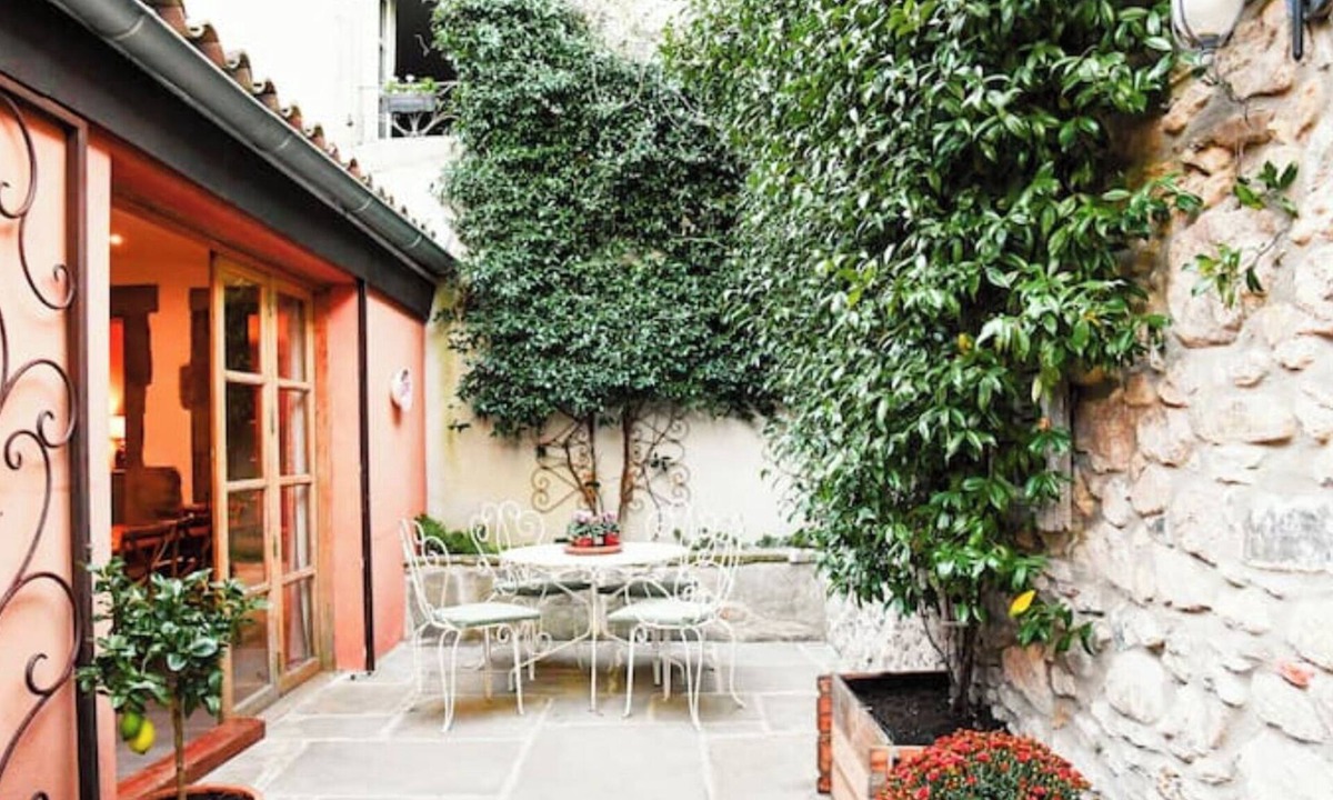Villeneuve-Minervois House | The lemon trees secret gardens.
