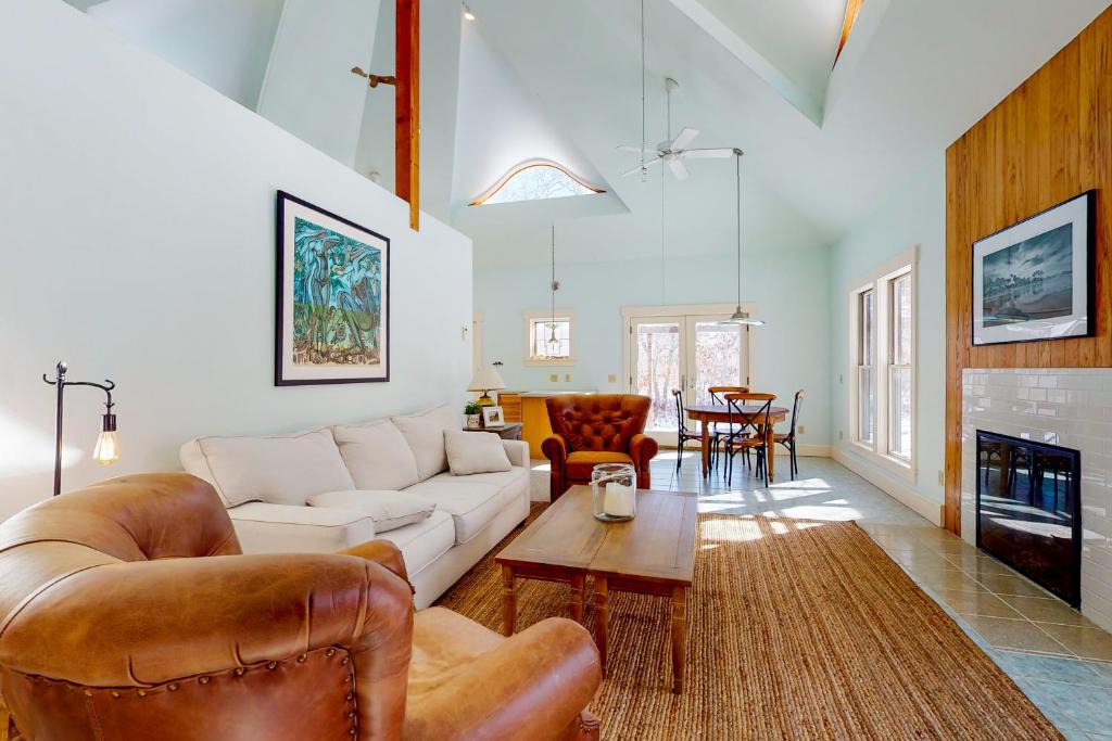 West Tisbury House | The Lemonade Stand