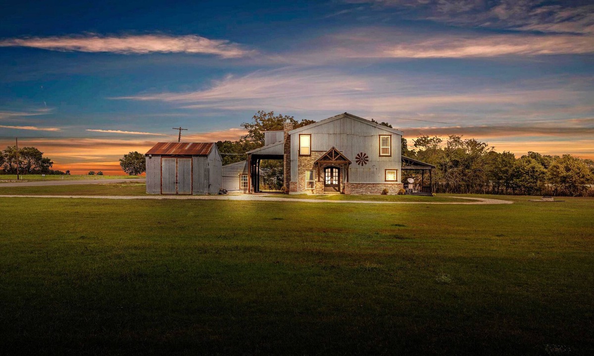 Lorena House | The Levi Gin - Luxury Vintage Retreat