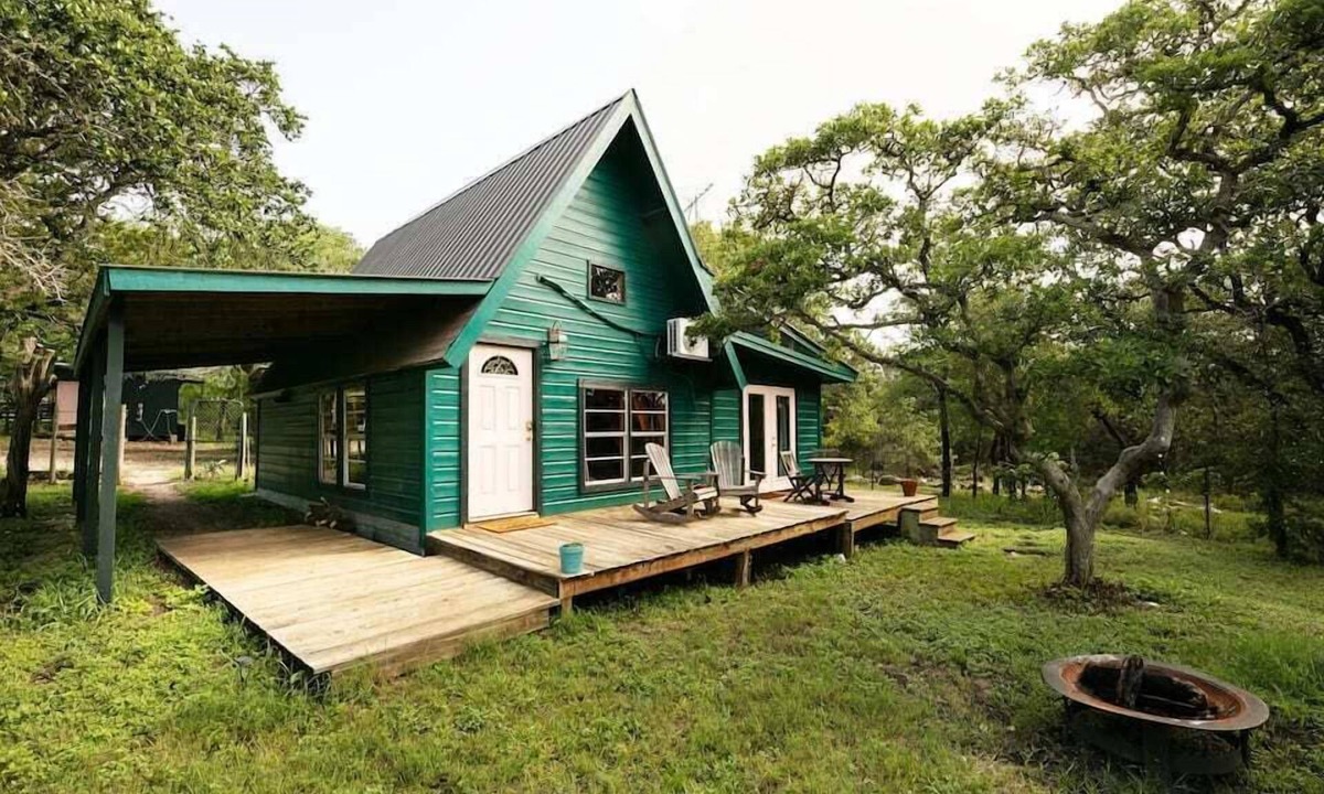 San Marcos Cottage | The Library - A Hill Country Cottage