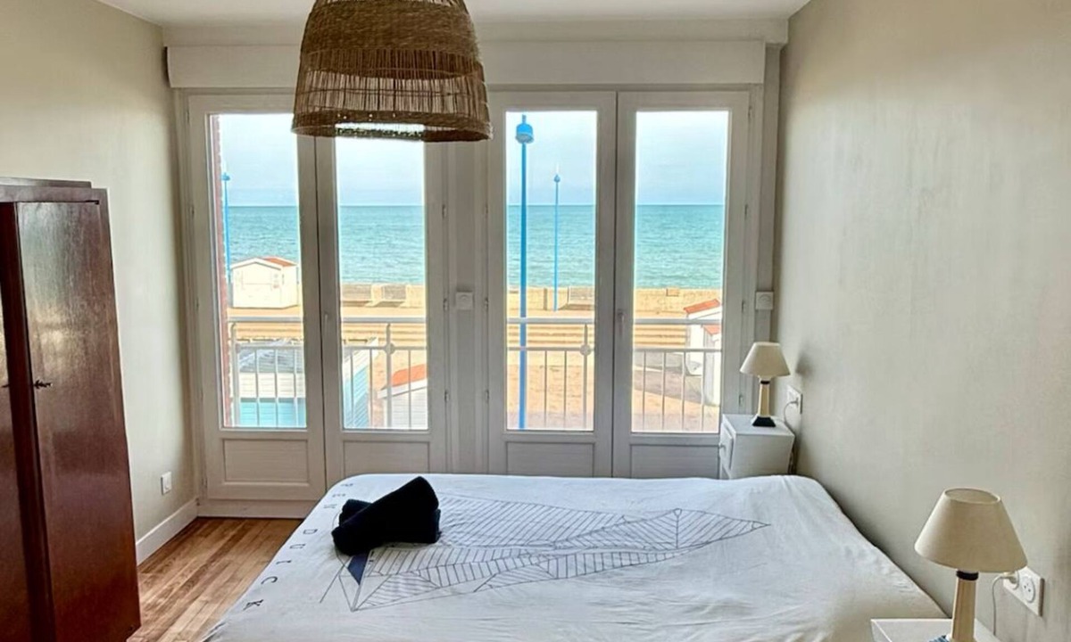Saint-Valery-en-Caux Apartment | The lighthouse facing the sea