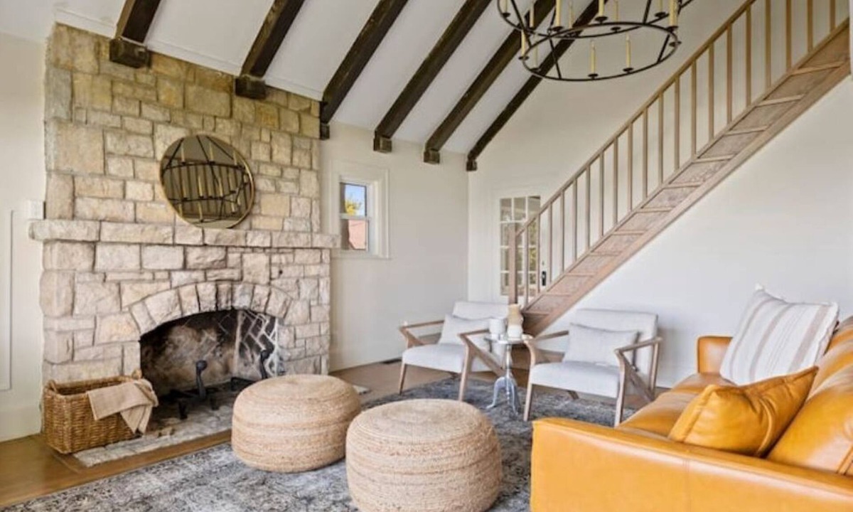 Pointe aux Roches House | The Lilac Cottage- a Lakefront experience