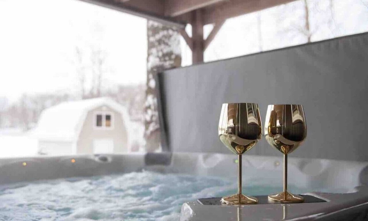 Bitely Cottage | The Lilley Pad w/HotTub & Private Beach