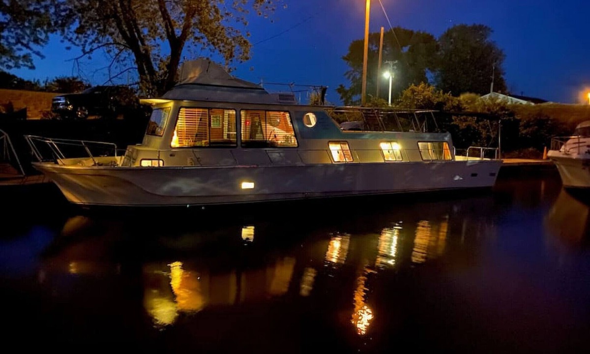 Sabula Boat Rental | The "Lily Pad" Boatel Houseboat