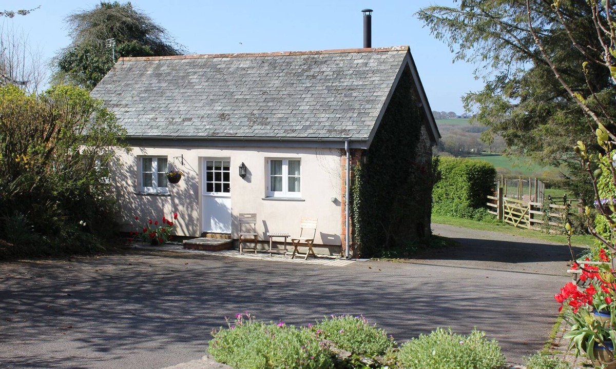 Westleigh Cottage | THE LINNEY, pet friendly, with open fire in Littleham, North Devon