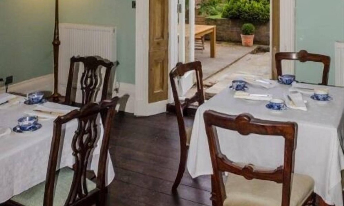 Newark Bed & Breakfast | The Lions