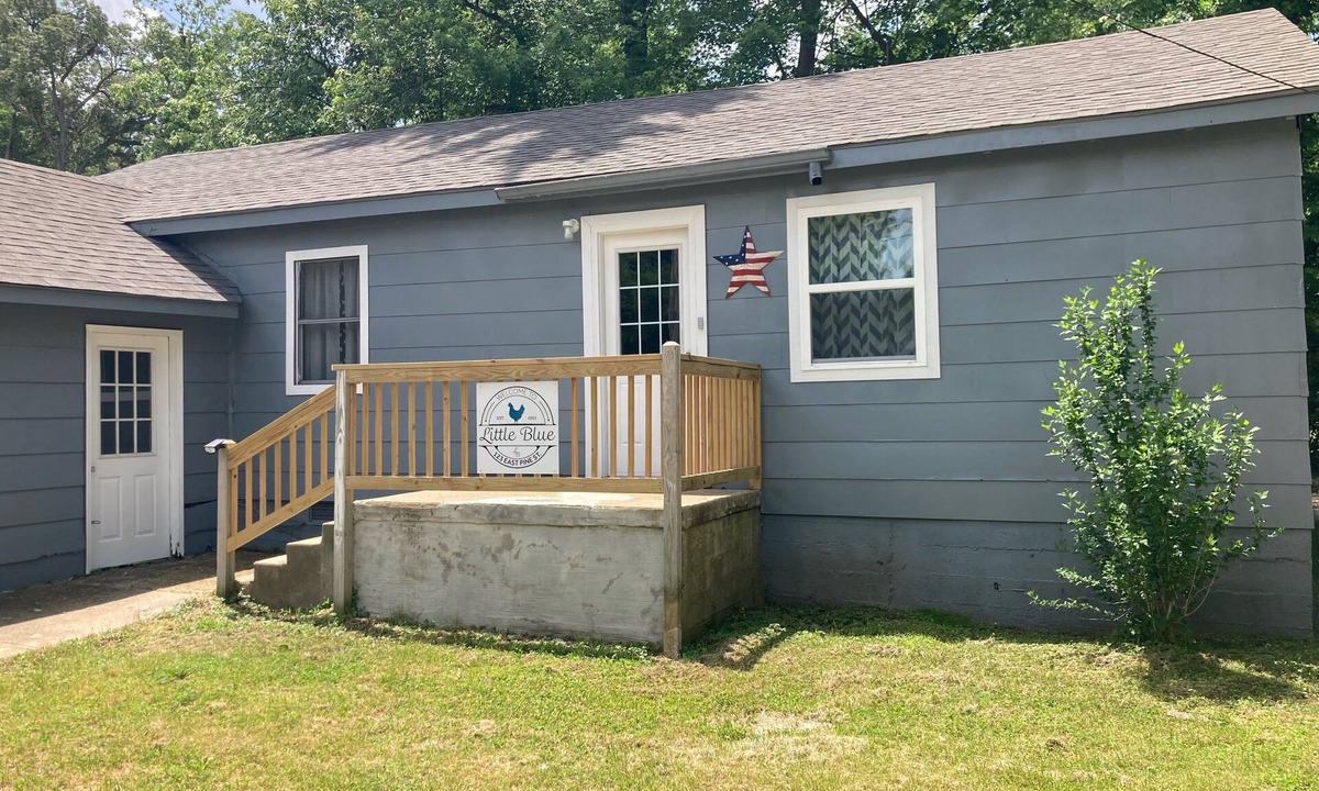 Van Buren Cottage | The Little Blue on 123 E Pine Street