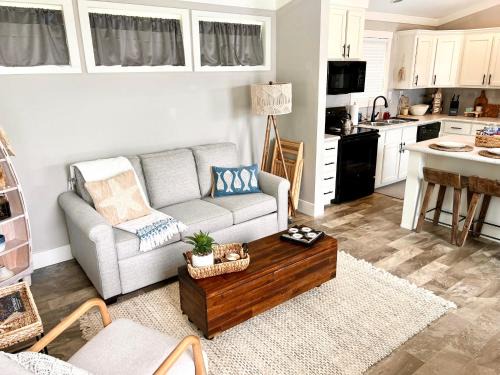 Pottsboro House | The Little Getaway-Sleeps 4, Firepit, Pet friendly