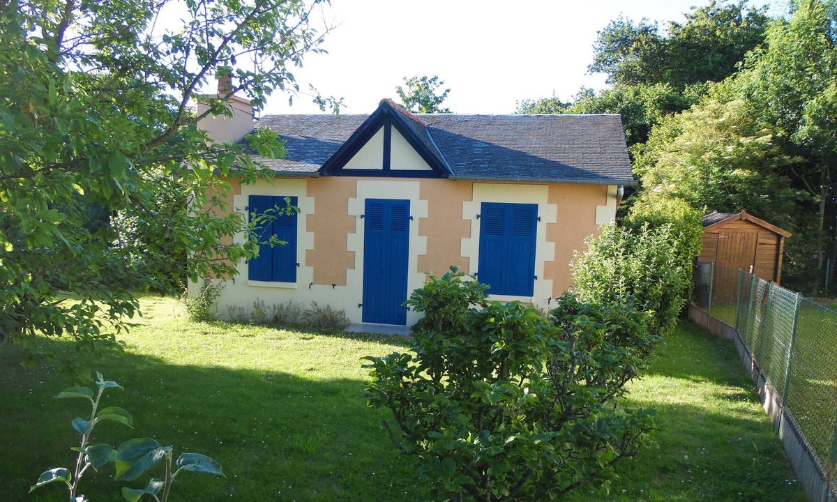 Matignon House | The little house in meadow