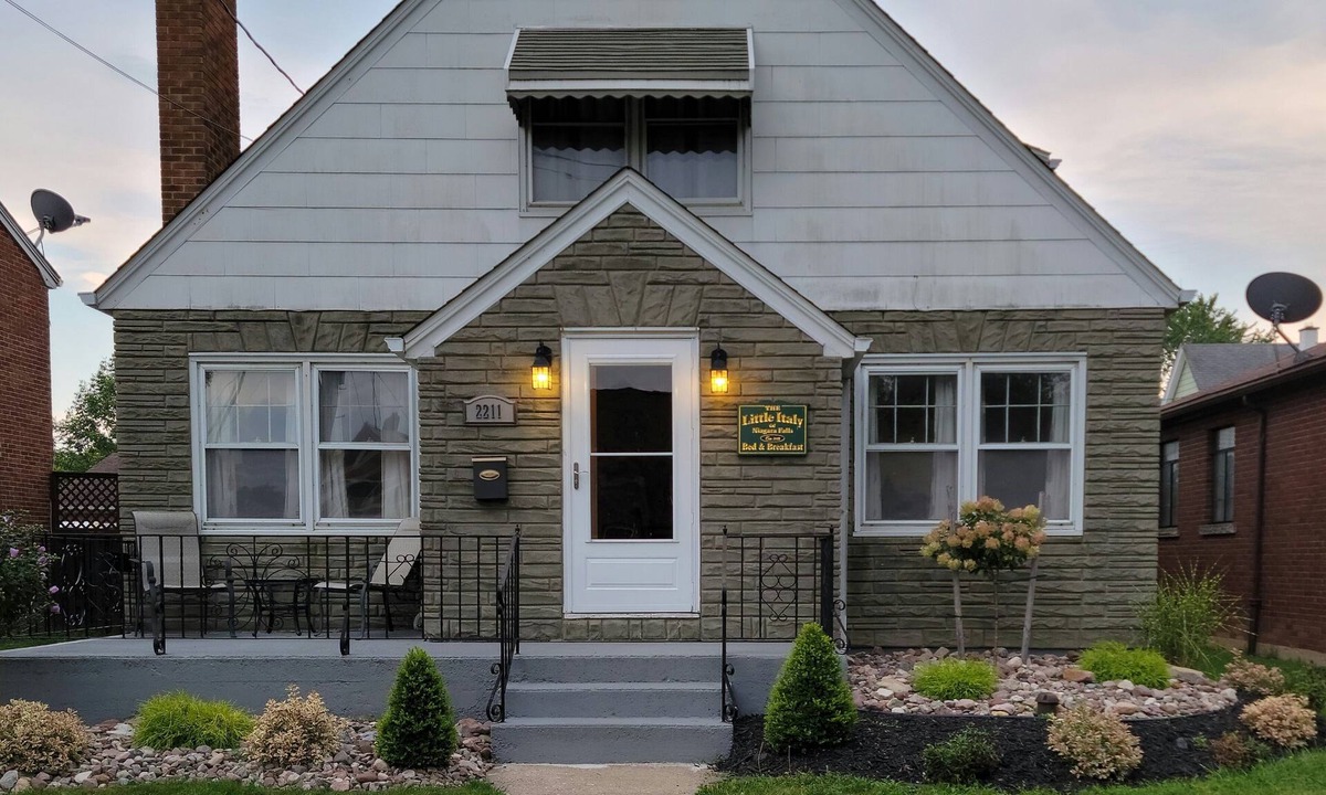 Niagara Falls House | The Little Italy of Niagara Falls Bed & Breakfast