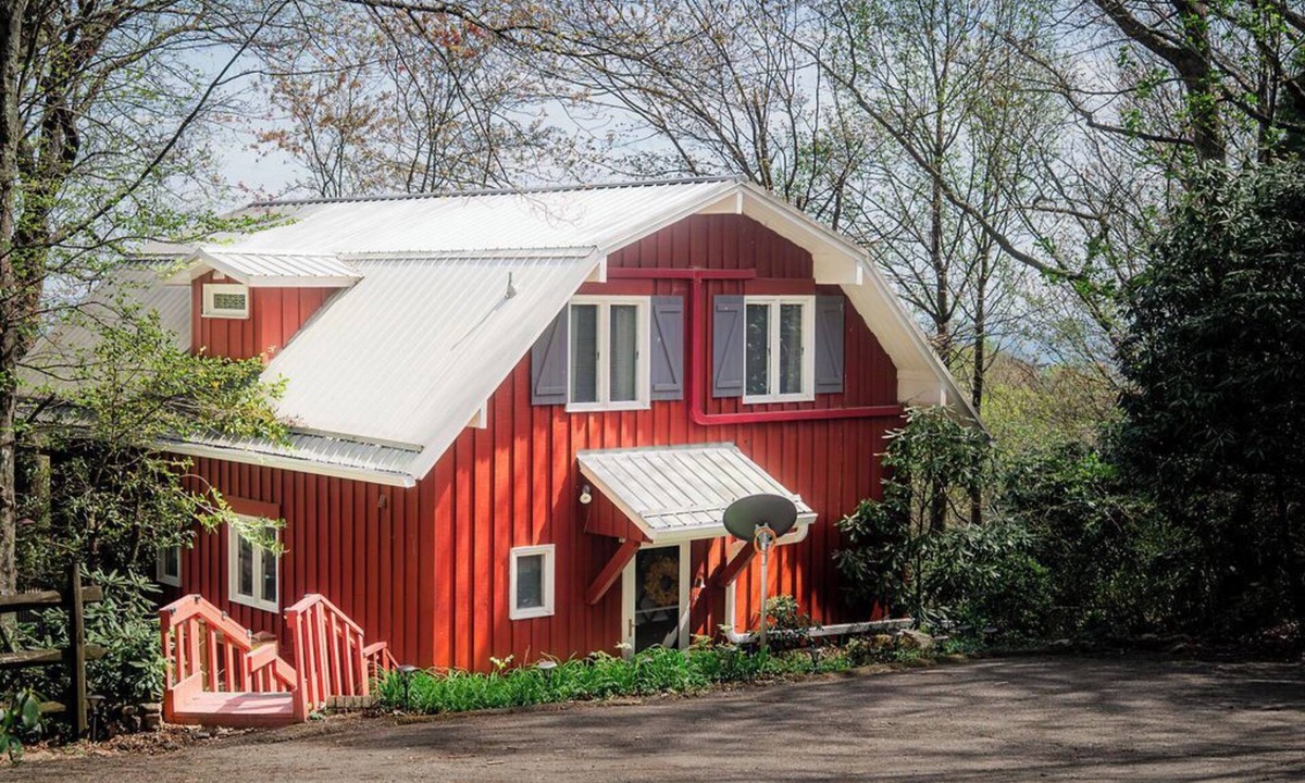 Dan River Cottage | The Little Red Barn w/Spectacular Views & Less than 1 mile - Blue Ridge Parkway