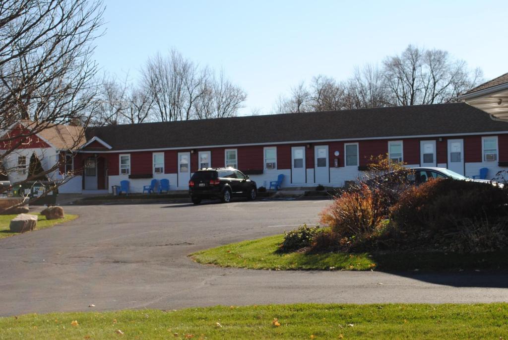 Mount Horeb Hotel | The Little Village