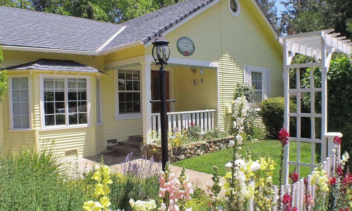 Murphys Cottage | The Little Yellow Cottage