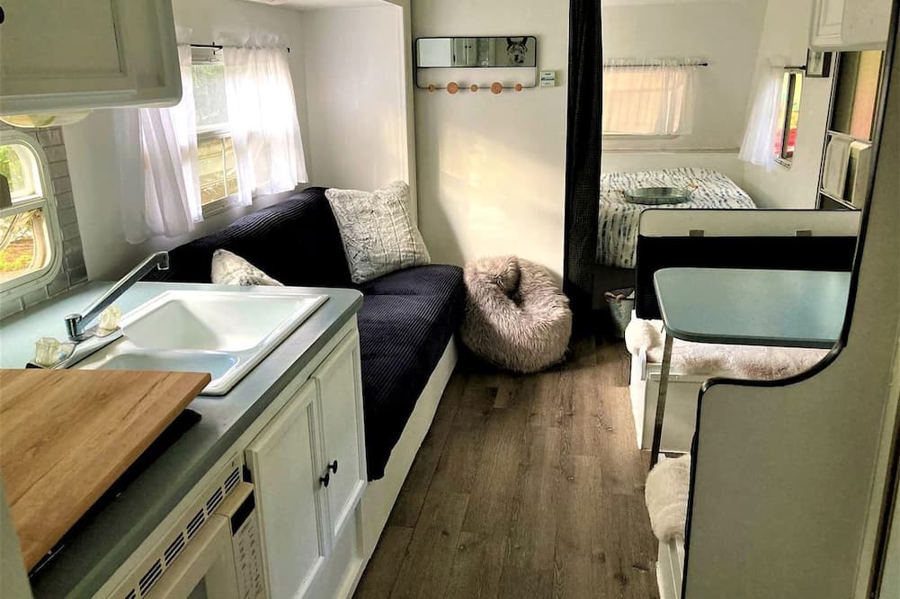 Markdale House | The Llama Lounge