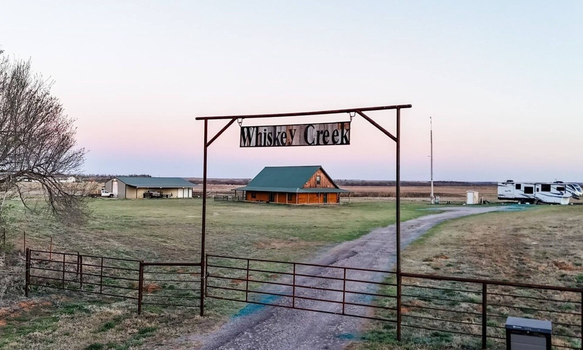 Fort Cobb Cabin | The Lodge at Fort Cobb Lake located on 10 private acres. 2 miles from the lake