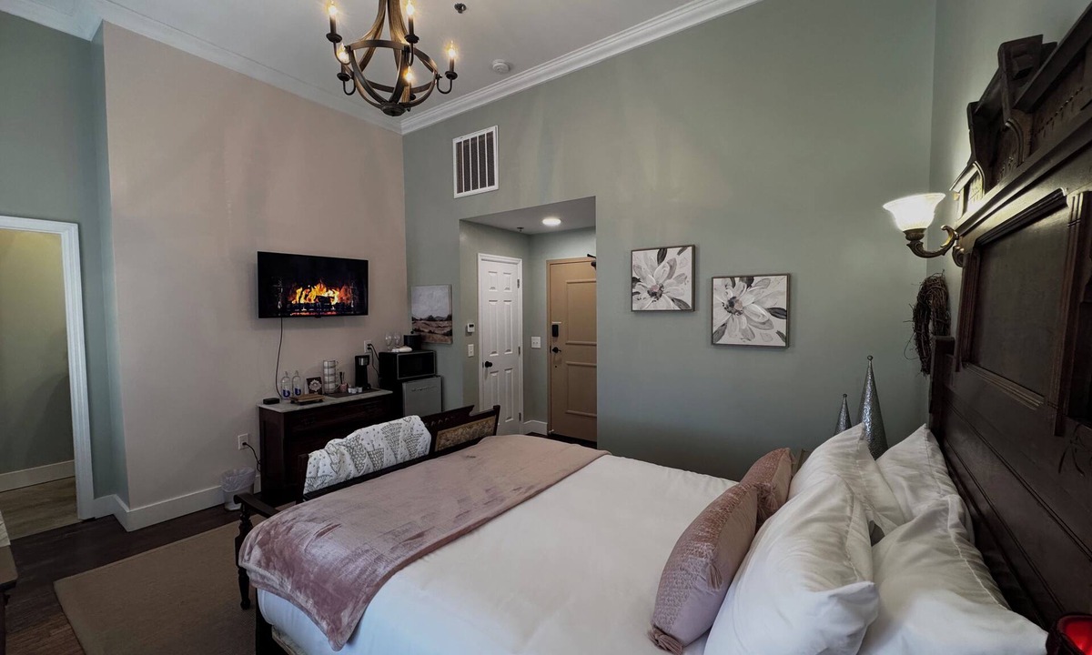 Jefferson City Apartment | The Lodge at Old City Hall, Branner Room, Queen Bed