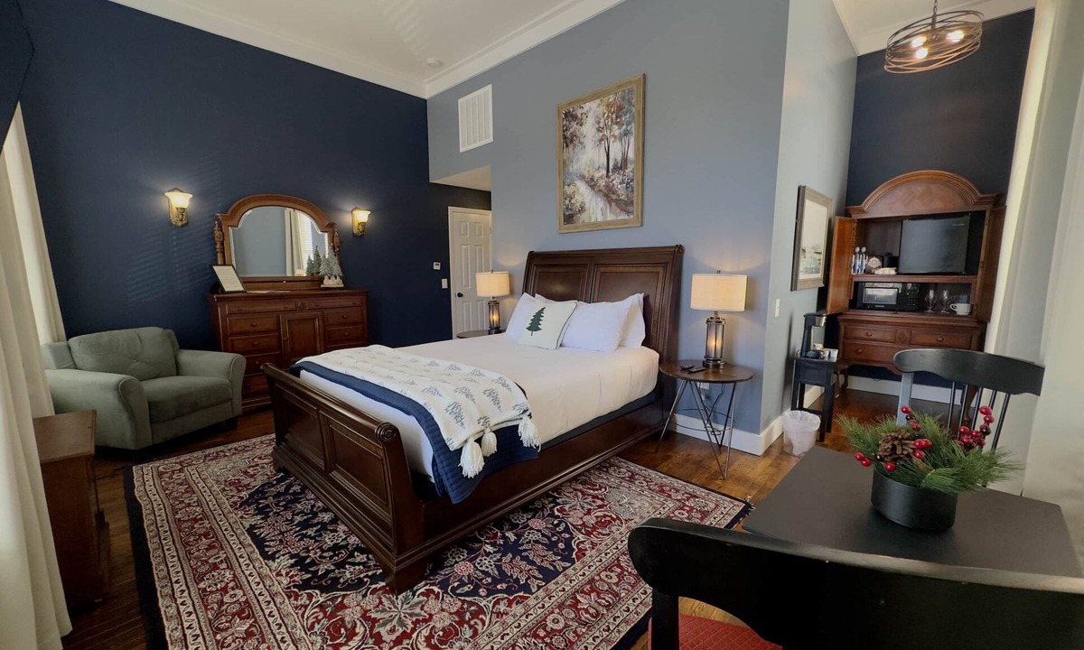 Jefferson City Apartment | The Lodge at Old City Hall, Kinder Room, Queen Bed
