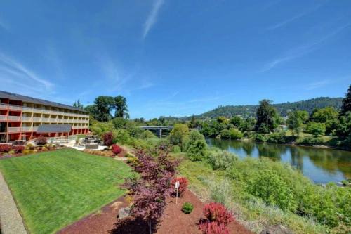Roseburg Hotel | The Lodge at Roseburg