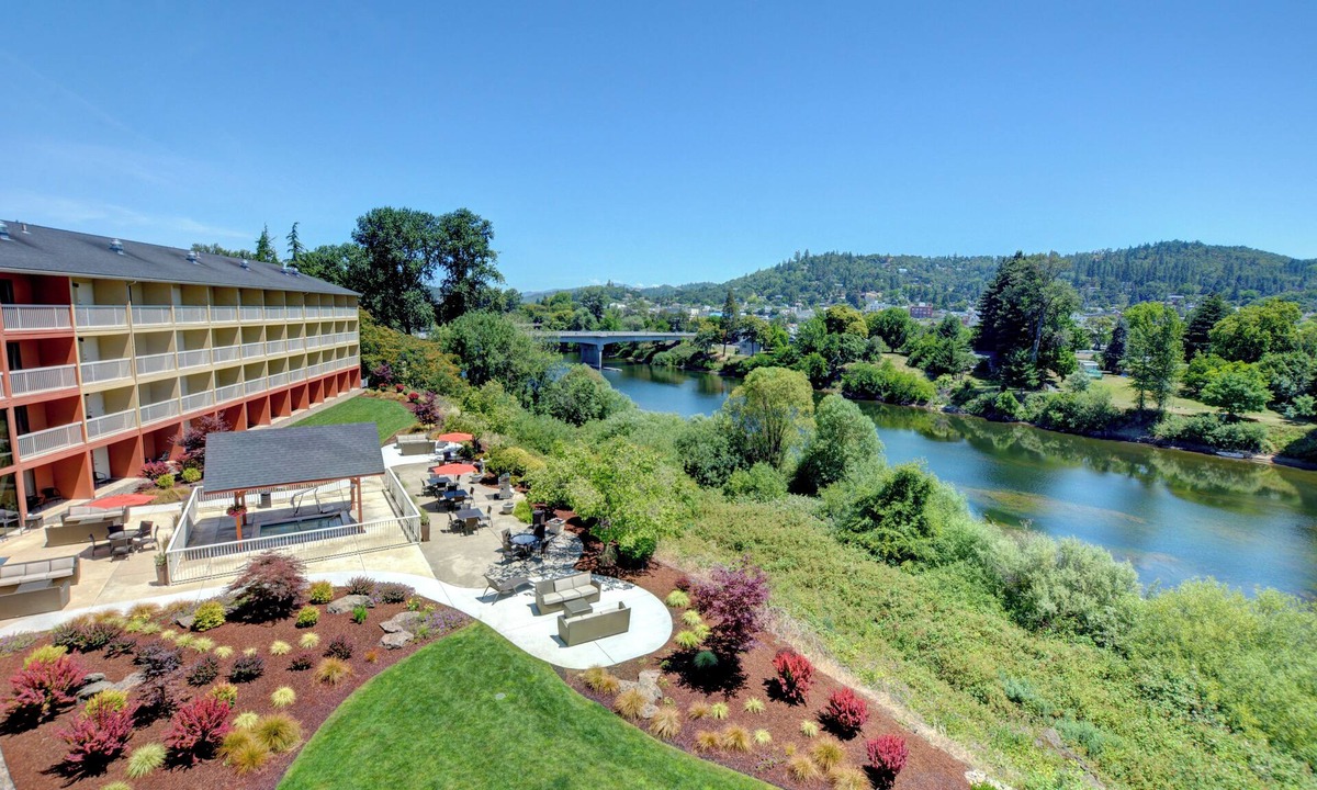 Roseburg Hotel | The Lodge at Roseburg