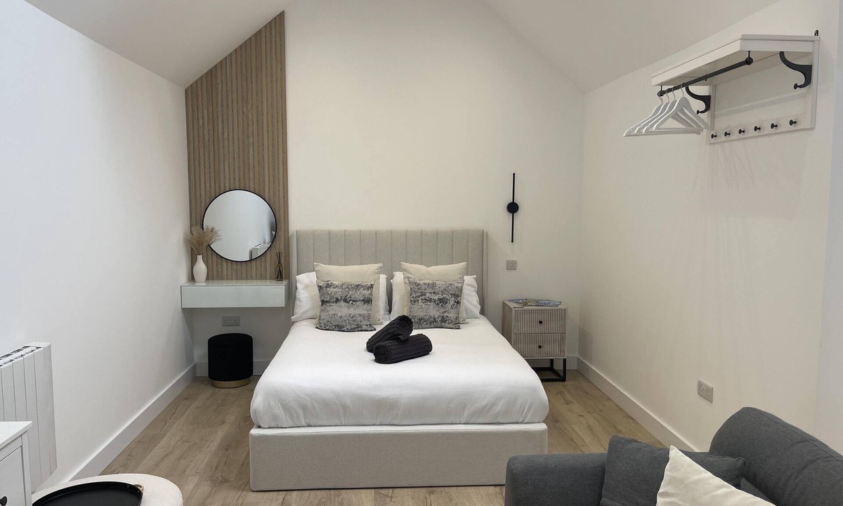 Cowes Cabin | The Lodge Hideaway - Studio Style, Simple Luxury