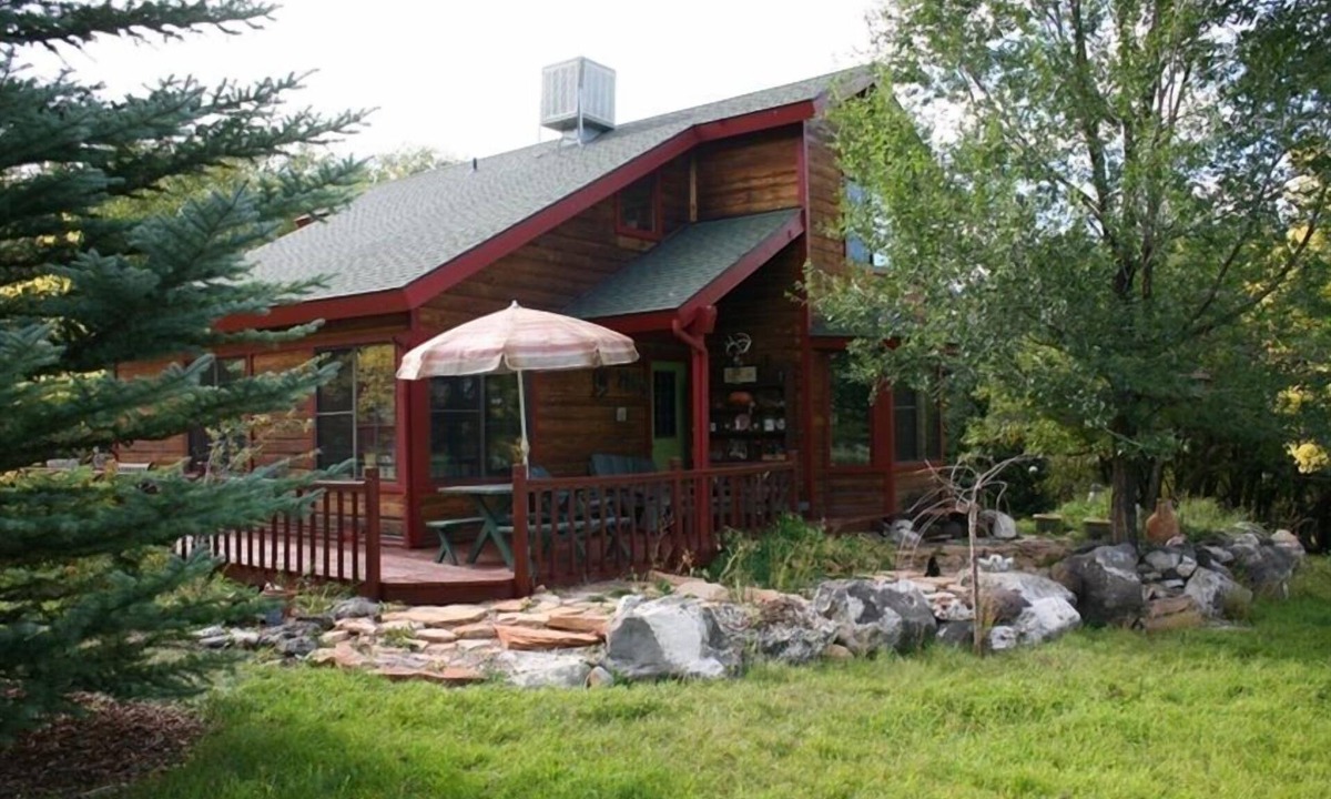Mesa House | The Lodge is on the Largest Flattop Mountain in the World.