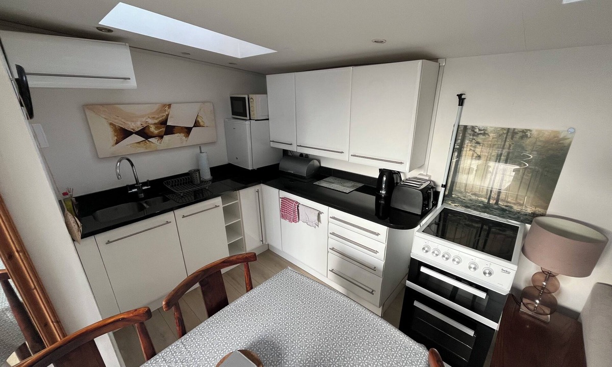 Cheltenham Apartment | The Lodge Leckhampton - great studio accommodation for 4!