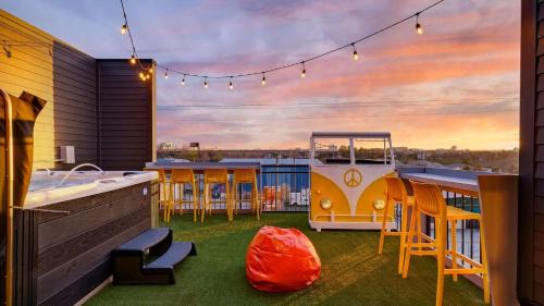 Katie Hill Neighborhood House | The Lodge That ’70s Show by AvantStay