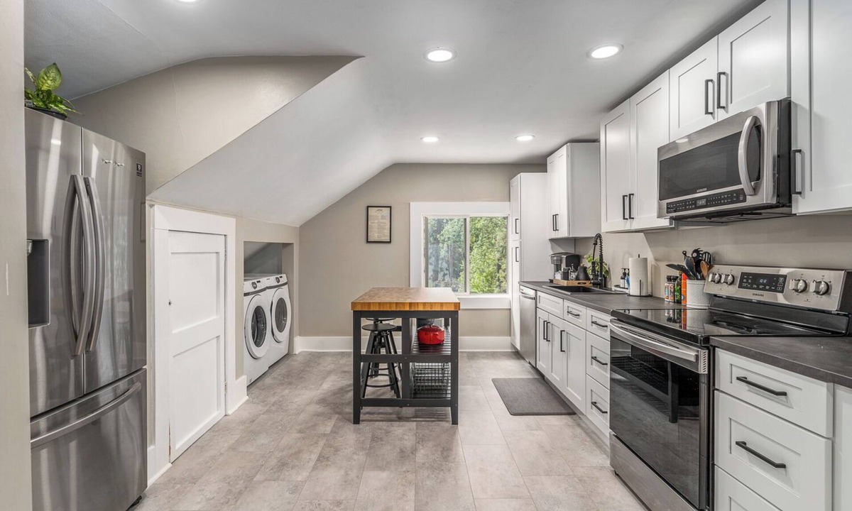 Manito House | The Loft on 13th~Modern & Cozy!