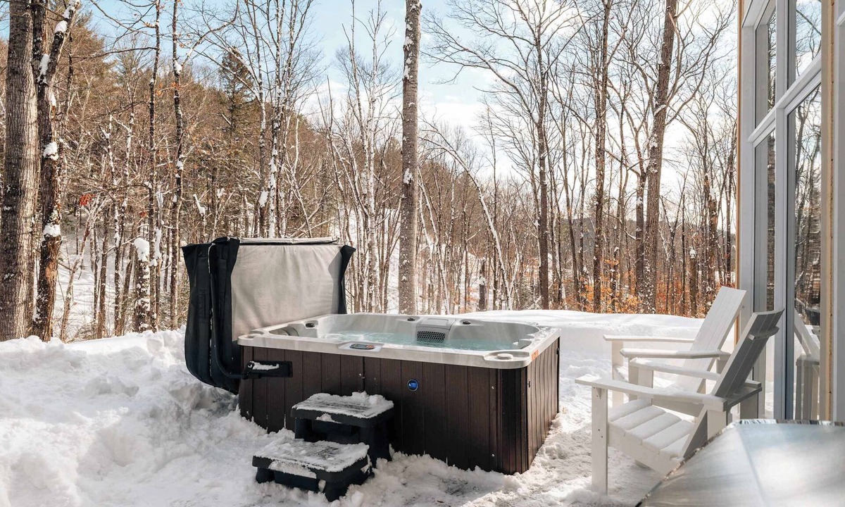 Sainte-Beatrix Ski Chalet | The Lofti – Cozy, Intimate Cabin with Spa