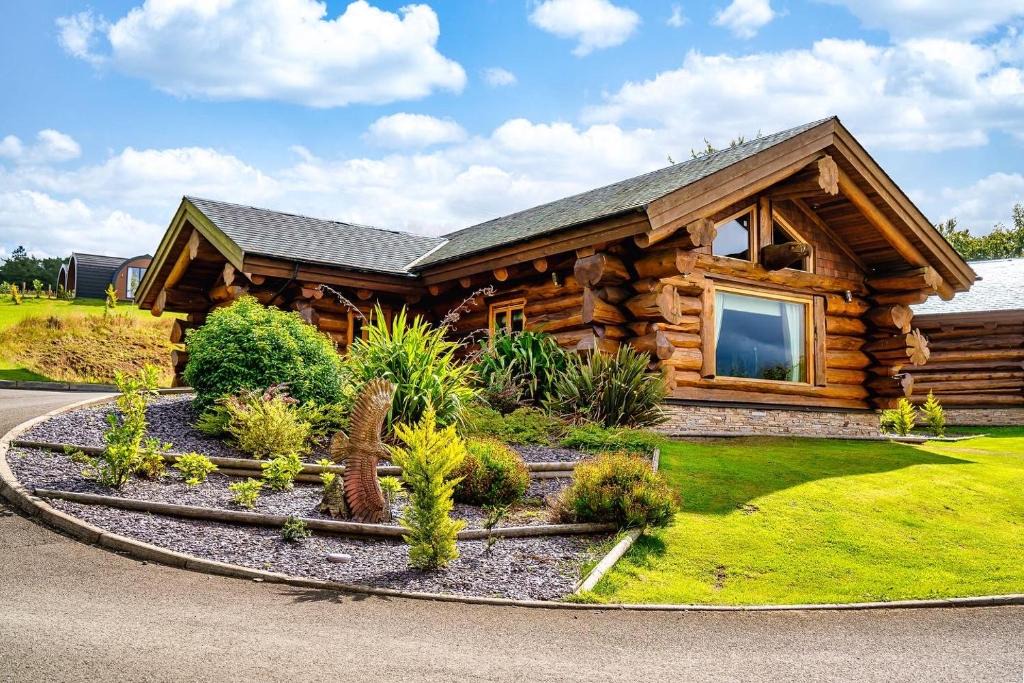Bathgate Ski Chalet | The Log Cabins at The Vu