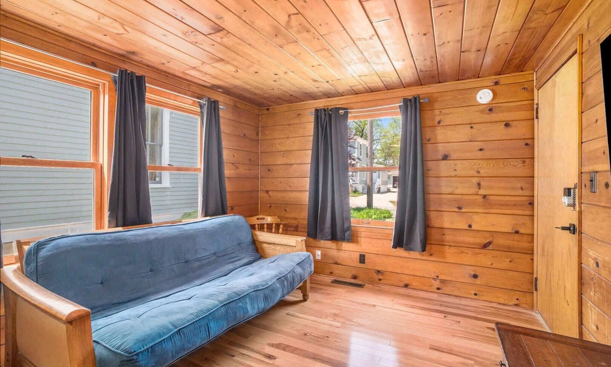 Grand Haven Apartment | The Log Haven at Grand Harbor 108-2