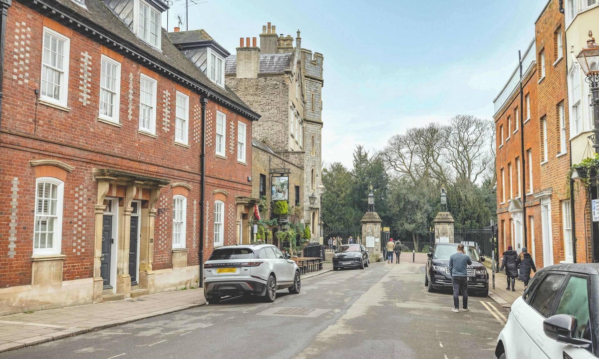 Windsor City Centre House | The Long Walk: 3Bed & Garden