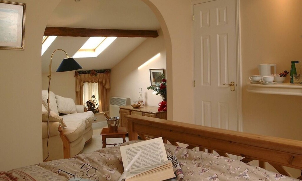 East Dereham Hotel | The Longham White Horse