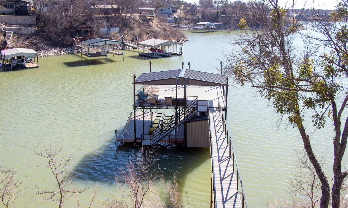 Lake Bridgeport House | The Lookout at Lakewood, Lakefront Paradise with Ultimate Entertainment, Hot Tub and Dock