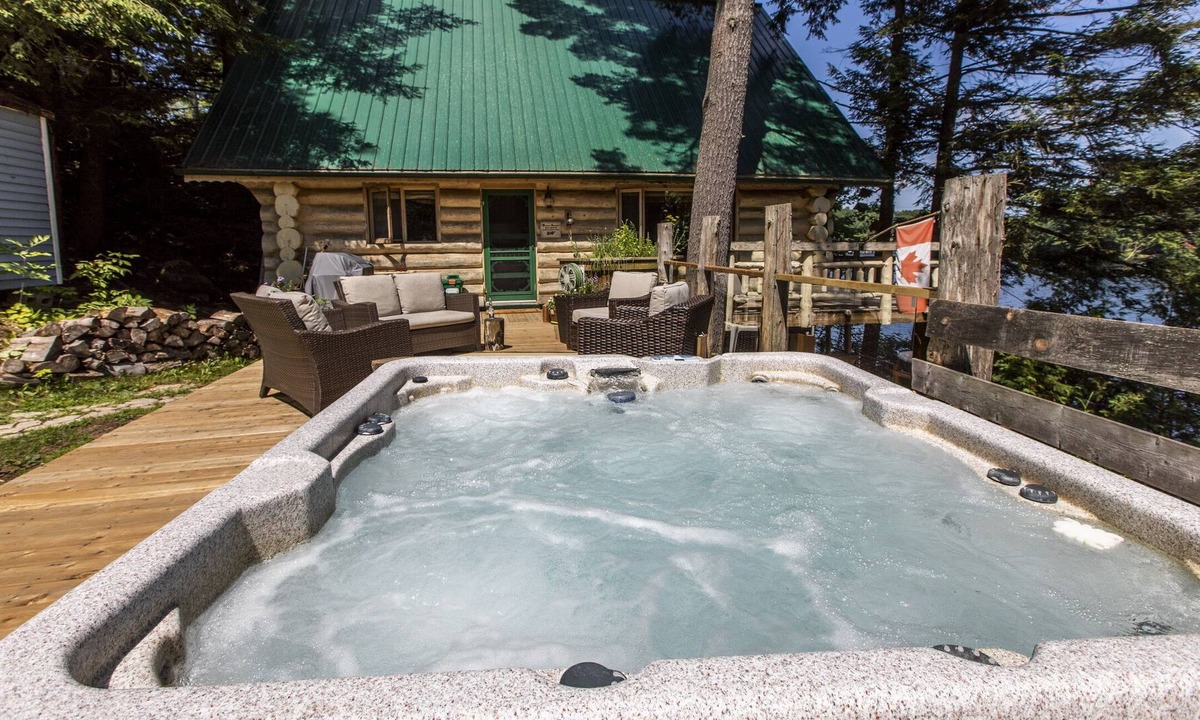 Val-des-Monts Cottage | The Loon "Loonie" Lodge Lake cottage