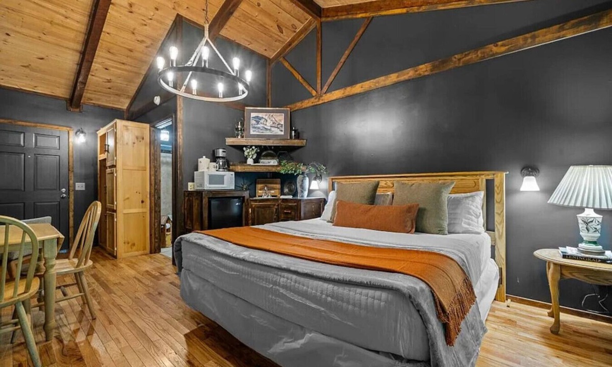 Sautee Nacoochee Bed & Breakfast | The Lost Compass - Suite #4 - Cozy Cabin Retreat