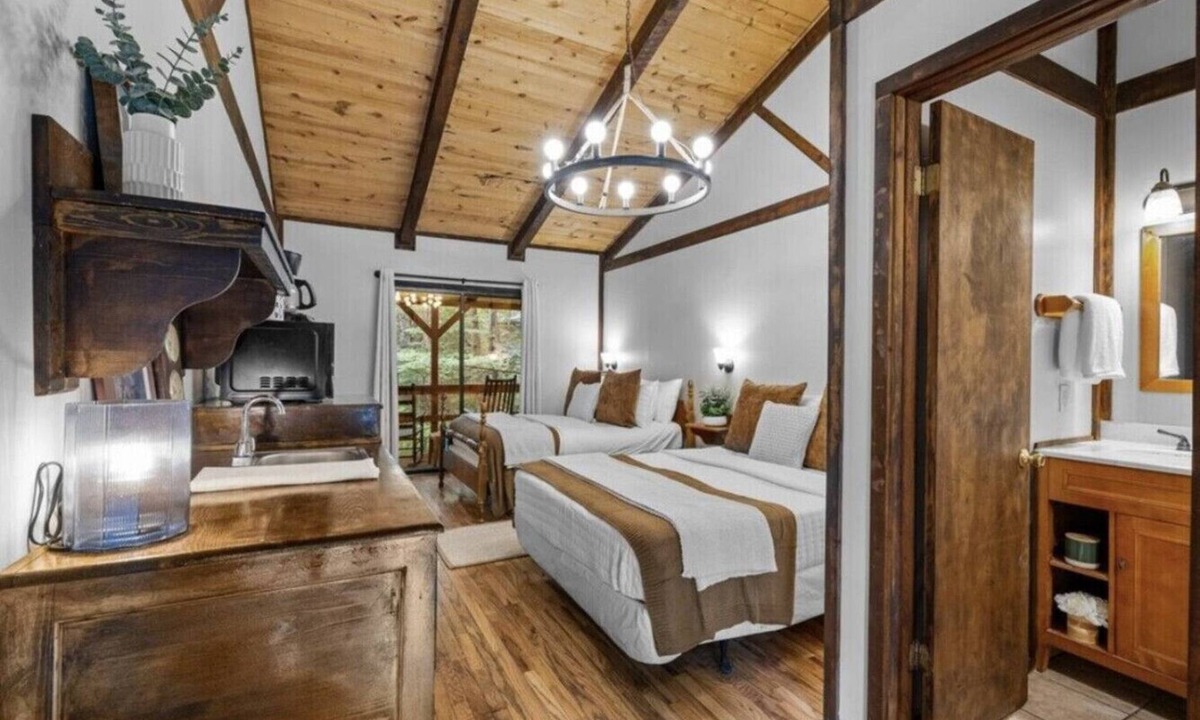Sautee Nacoochee Bed & Breakfast | The Lost Compass - Suite #3 - Cozy Cabin Retreat
