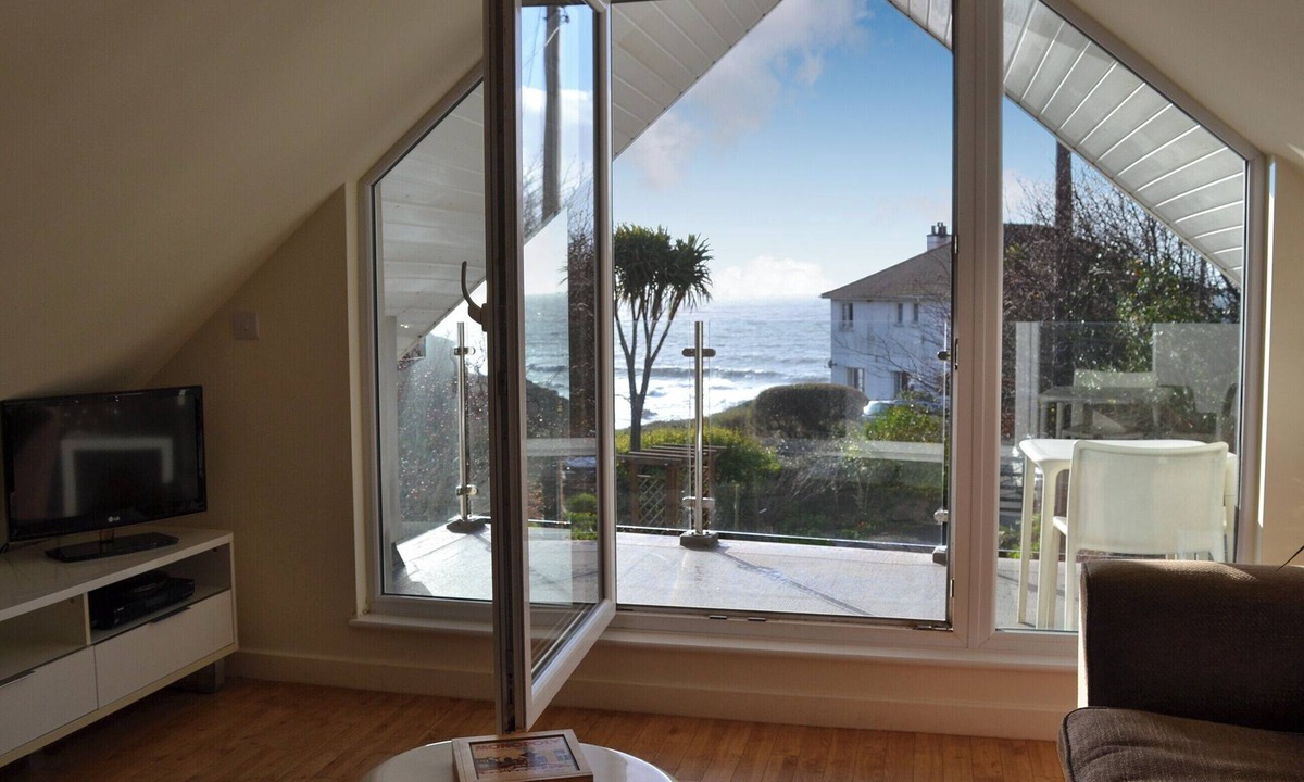 Newton Ferrers Cottage | The lounge is a room with a view.