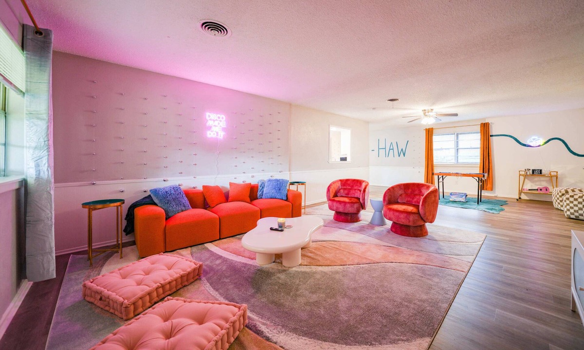 Bowie House | The Lubbock Home - Spacious 5-bedroom house in welcoming Lubbock with WiFi, AC