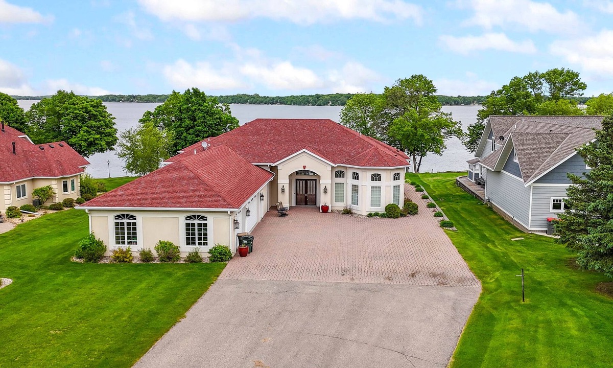 Alexandria House | "The Luxe" on Lake Carlos