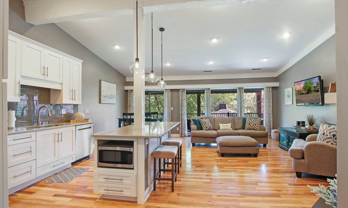 Fontana-on-Geneva Lake Condo | The Luxe at Abbey Villa |Gas Fireplace| King Master |Large Covered Balconies |Pool View |Hot Tub