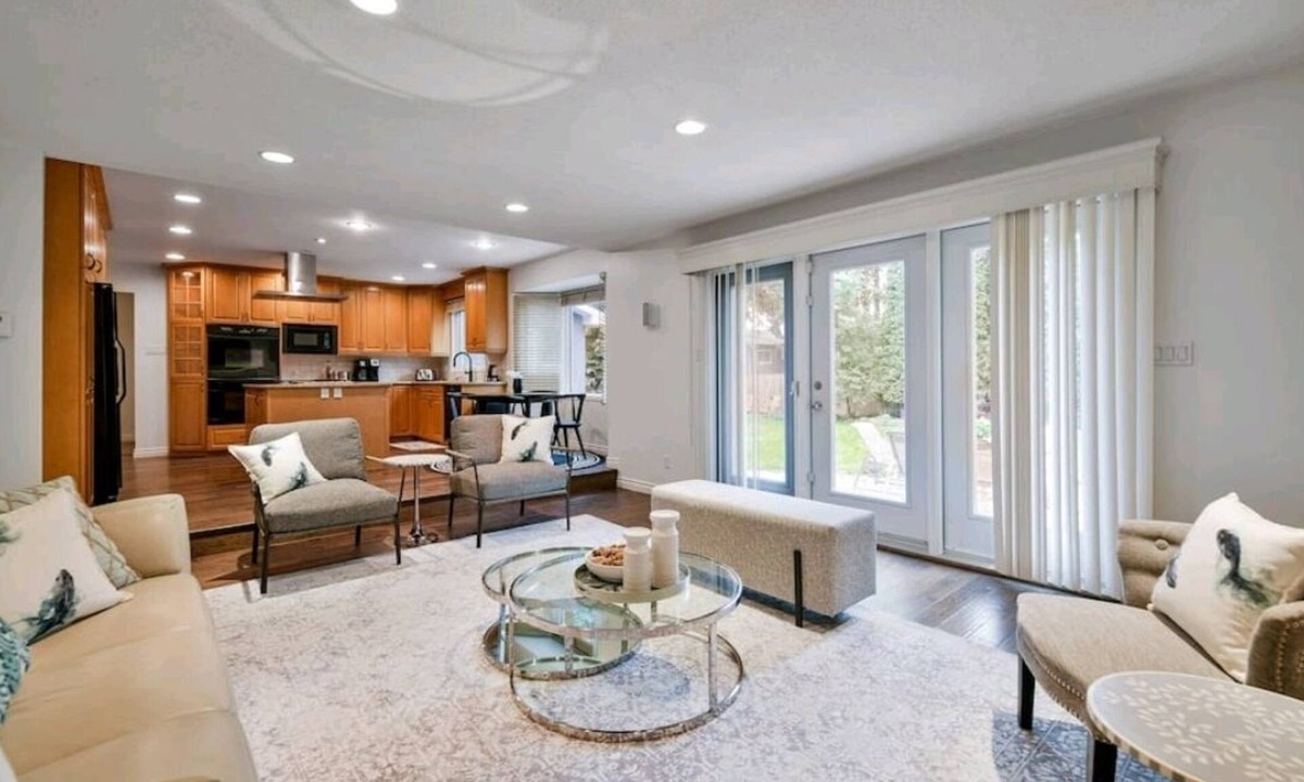 Tuxedo House | The Luxury 5 BR house W/hot tub, fast internet, office and free parking