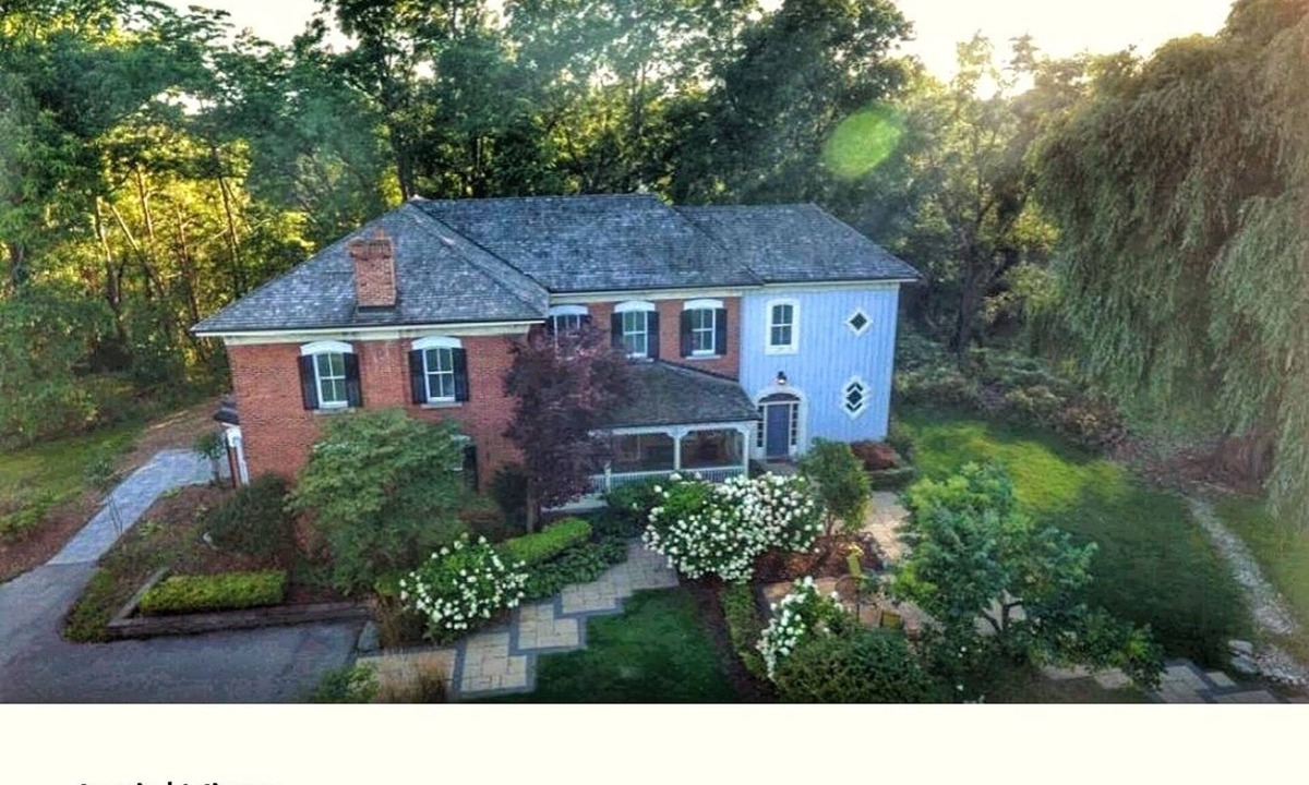 Norval House | the Luxury Liard House, Historic 4bed country home