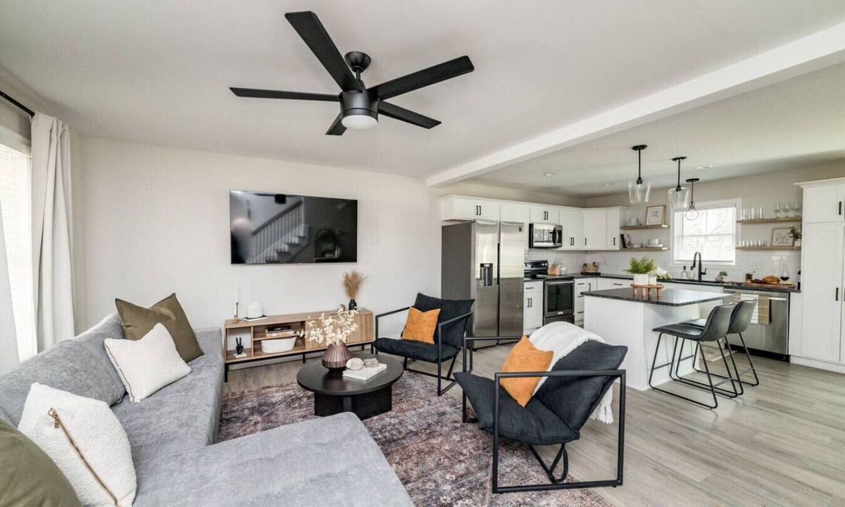 Madison Heights House | The Madison, 5 Minutes to Downtown, Firepit and Deck!