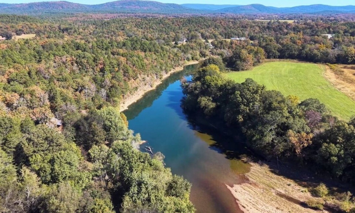 Pencil Bluff Cabin | The Magnolia — A River-View Bungalow with Hot Tub