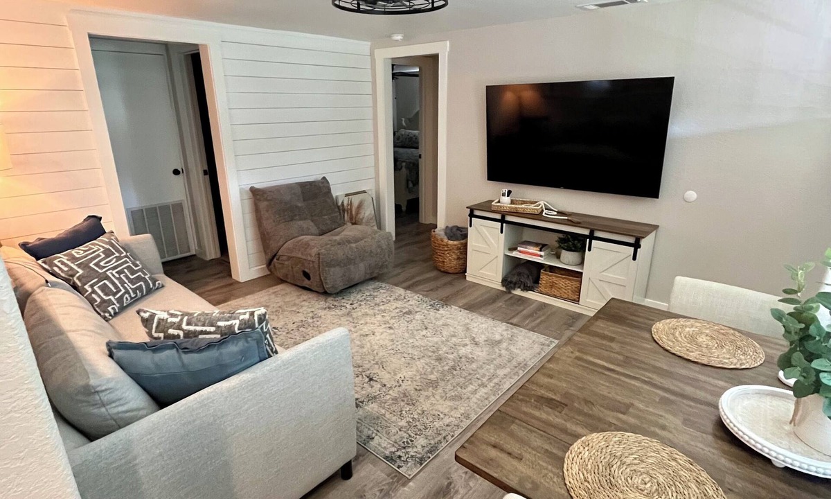 La Vernia House | The Magnolia Cottage, La Vernia: Charming Cozy house in downtown La Vernia!